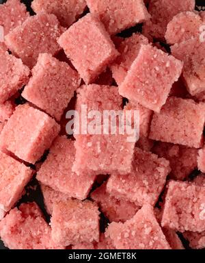 Zubereitete kokosnussbonbons oder Kokosnussbonbons aus sri lanka, quadratisch, Nahaufnahme von oben Stockfoto