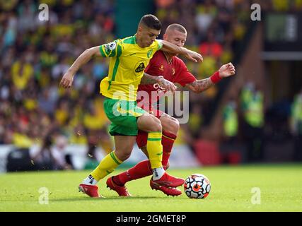 Milot Rashica von Norwich City (links) und Juraj Kucka von Watford (rechts) kämpfen während des Premier League-Spiels in der Carrow Road, Norwich, um den Ball. Bilddatum: Samstag, 18. September 2021. Stockfoto