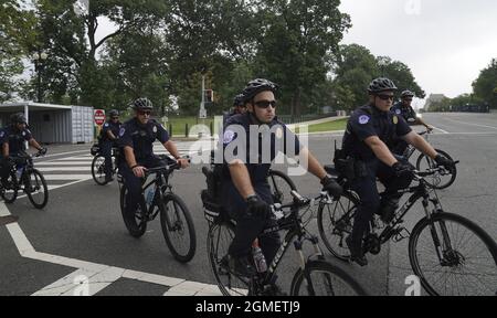 Washington, Usa. September 2021. Metropolitan Police patrouilliert in der Nähe der Hauptstadt für die Kundgebung „Justice for J6“ in Washington, DC am Samstag, dem 18. September 2021. Mehr als 600 Menschen wurden bei der Pro-Trump-Demonstration am 6. Januar 2021 angeklagt, die sich in einen Aufruhr vor dem Kapitol verwandelte, bei dem 140 Polizisten verletzt wurden und zum Tod von fünf Personen führte. Foto von Leigh Vogel/UPI Credit: UPI/Alamy Live News Stockfoto