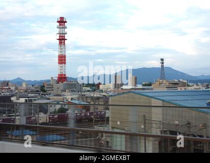 Kommunikationsturm mit roten und weißen Streifen und Skyline in Aomori, Japan Stockfoto