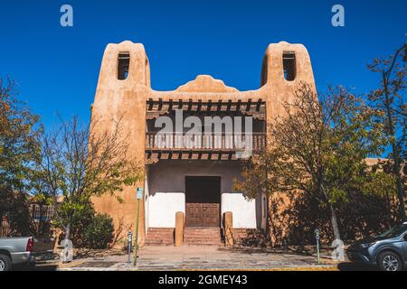 Südwestliche Adobe-Architektur von Santa Fe New Mexico gegen blauen Himmel Stockfoto