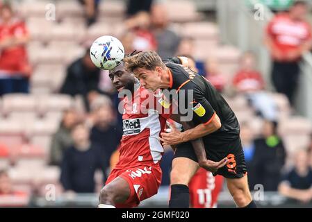 Middlesbrough, Großbritannien. September 2021. Ryan Wintle (8) von Blackpool leitet sich am 9/18/2021 in Middlesbrough, Großbritannien, klar ab. (Foto von Mark Cosgrove/News Images/Sipa USA) Quelle: SIPA USA/Alamy Live News Stockfoto