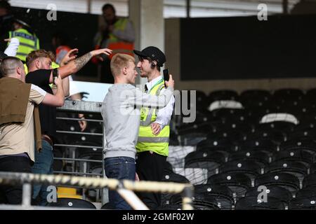 KINGSTON UPON HULL, GROSSBRITANNIEN. 18. SEPTEMBER Ein Zusammenstoß zwischen den beiden Fans während des Sky Bet Championship-Spiels zwischen Hull City und Sheffield United im KC Stadium, Kingston upon Hull am Samstag, dem 18. September 2021. (Kredit: Emily Moorby | MI Nachrichten) Kredit: MI Nachrichten & Sport /Alamy Live Nachrichten Stockfoto