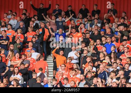 Middlesbrough, Großbritannien. September 2021. Blackpool-Fans singen in Middlesbrough, Großbritannien am 9/18/2021. (Foto von Mark Cosgrove/News Images/Sipa USA) Quelle: SIPA USA/Alamy Live News Stockfoto