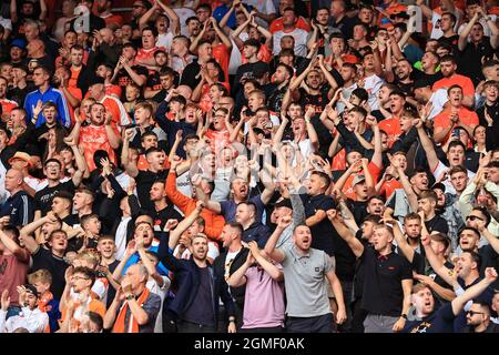 Middlesbrough, Großbritannien. September 2021. Blackpool-Fans singen in Middlesbrough, Großbritannien am 9/18/2021. (Foto von Mark Cosgrove/News Images/Sipa USA) Quelle: SIPA USA/Alamy Live News Stockfoto