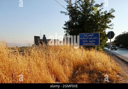 Qsarnaba, Libanon. September 2021. Dorf Qsarnaba im Bekaa-Tal, 16. September 2021. Bekaa liegt im Nordosten des Libanon, etwa 30 km östlich von Beirut, zwischen dem Libanon im Westen und den Anti-Libanon-Bergen im Osten. Bekaa ist das wichtigste Anbaugebiet des Libanon, das für seine Weine bekannt ist. (Elisa Gestri/Sipa USA) Quelle: SIPA USA/Alamy Live News Stockfoto