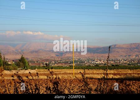 Qsarnaba, Libanon. September 2021. Ein Blick auf das Bekaa-Tal, mit Anti-Libanon-Bergen im Hintergrund, die die Grenze zu Syrien markieren, 16. September 2021. Bekaa liegt im Nordosten des Libanon, etwa 30 km östlich von Beirut, zwischen dem Libanon im Westen und den Anti-Libanon-Bergen im Osten. Bekaa ist das wichtigste Anbaugebiet des Libanon, das für seine Weine bekannt ist. (Elisa Gestri/Sipa USA) Quelle: SIPA USA/Alamy Live News Stockfoto