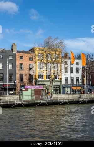 DUBLIN, IRLAND - 21. März 2021: Eine wunderschöne Aussicht auf den Iver Liffey in Dublin, Irland Stockfoto