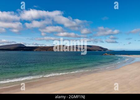 BALNAKEIL BEACH DURNESS SUTHERLAND SCHOTTLAND DAS BLAUE MEER EIN BLAUER HIMMEL UND SANDSTRAND Stockfoto