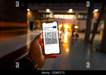 Ansicht einer Person, die ein Smartphone mit dem Digital Green Pass in einem Flughafenterminal hält. Reisekonzept während der Covid-19 Stockfoto
