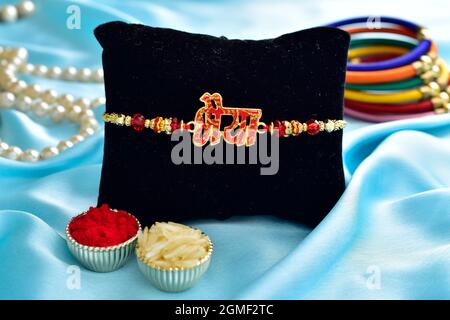 Rakhi mit roli Chawal auf buntem Seidenhintergrund Stockfoto