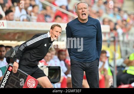 Mainz, Deutschland. September 2021. Fußball: Bundesliga, FSV Mainz 05 - SC Freiburg, Matchday 5, Mewa Arena. Freiburger Trainer Christian Streich Credit: Torsten Silz/dpa - WICHTIGER HINWEIS: Gemäß den Bestimmungen der DFL Deutsche Fußball Liga und/oder des DFB Deutscher Fußball-Bund ist es untersagt, im Stadion und/oder vom Spiel aufgenommene Fotos in Form von Sequenzbildern und/oder videoähnlichen Fotoserien zu verwenden oder zu verwenden./dpa/Alamy Live News Stockfoto