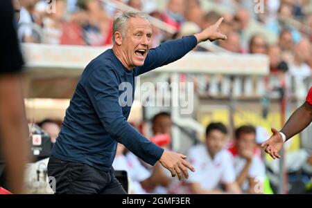 Mainz, Deutschland. September 2021. Fußball: Bundesliga, FSV Mainz 05 - SC Freiburg, Matchday 5, Mewa Arena. Freiburger Trainer Christian Streich Credit: Torsten Silz/dpa - WICHTIGER HINWEIS: Gemäß den Bestimmungen der DFL Deutsche Fußball Liga und/oder des DFB Deutscher Fußball-Bund ist es untersagt, im Stadion und/oder vom Spiel aufgenommene Fotos in Form von Sequenzbildern und/oder videoähnlichen Fotoserien zu verwenden oder zu verwenden./dpa/Alamy Live News Stockfoto