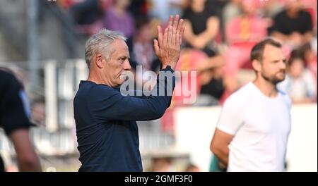 Mainz, Deutschland. September 2021. Fußball: Bundesliga, FSV Mainz 05 - SC Freiburg, Matchday 5, Mewa Arena. Freiburger Trainer Christian Streich Credit: Torsten Silz/dpa - WICHTIGER HINWEIS: Gemäß den Bestimmungen der DFL Deutsche Fußball Liga und/oder des DFB Deutscher Fußball-Bund ist es untersagt, im Stadion und/oder vom Spiel aufgenommene Fotos in Form von Sequenzbildern und/oder videoähnlichen Fotoserien zu verwenden oder zu verwenden./dpa/Alamy Live News Stockfoto