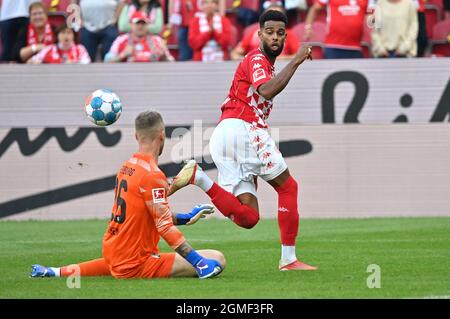 Mainz, Deutschland. September 2021. Fußball: Bundesliga, FSV Mainz 05 - SC Freiburg, Matchday 5, Mewa Arena. Jeremiah St. Juste aus Mainz spielt gegen Freiburgs Torwart Mark Flekken und verliert. Quelle: Torsten Silz/dpa - WICHTIGER HINWEIS: Gemäß den Bestimmungen der DFL Deutsche Fußball Liga und/oder des DFB Deutscher Fußball-Bund ist es untersagt, im Stadion und/oder vom Spiel aufgenommene Fotos in Form von Sequenzbildern und/oder videoähnlichen Fotoserien zu verwenden oder zu verwenden./dpa/Alamy Live News Stockfoto