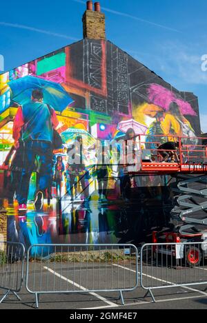 Southend on Sea, Essex, Großbritannien. September 2021. Die Endwände der Häuser werden für das Southend Arts Festival in riesige Kunstwerke verwandelt, mit den Stücken Making Waves. Dan Kitchener ist einer der beteiligten Künstler mit einer japanischen Straßenszene mit dem Titel Akihabara Stockfoto