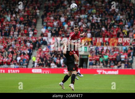 MIDDLESBROUGH, GROSSBRITANNIEN. SEPTEMBER. Dael Fry von Middlesbrough gewinnt während des Sky Bet Championship-Spiels zwischen Middlesbrough und Blackpool im Riverside Stadium, Middlesbrough, am Samstag, dem 18. September 2021, einen Kopfball. (Kredit: Michael Driver | MI Nachrichten) Kredit: MI Nachrichten & Sport /Alamy Live Nachrichten Stockfoto