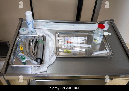 Auf dem Metalltisch werden verschiedene Medikamente und ein Röhrchen zur Durchführung der Intubation Anästhesie platziert Stockfoto