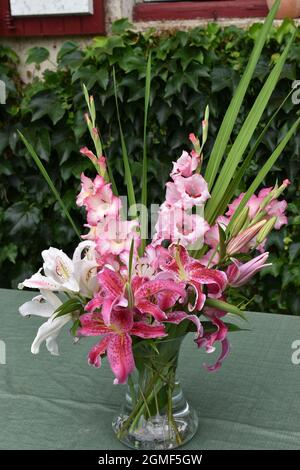 Bouquet de lys et glaïeuls Stockfoto