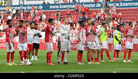 Mainz, Deutschland. September 2021. Fußball: Bundesliga, FSV Mainz 05 - SC Freiburg, Matchday 5, Mewa Arena. Mainzer Mannschaft nach dem Ende des Spiels. Quelle: Torsten Silz/dpa - WICHTIGER HINWEIS: Gemäß den Bestimmungen der DFL Deutsche Fußball Liga und/oder des DFB Deutscher Fußball-Bund ist es untersagt, im Stadion und/oder vom Spiel aufgenommene Fotos in Form von Sequenzbildern und/oder videoähnlichen Fotoserien zu verwenden oder zu verwenden./dpa/Alamy Live News Stockfoto