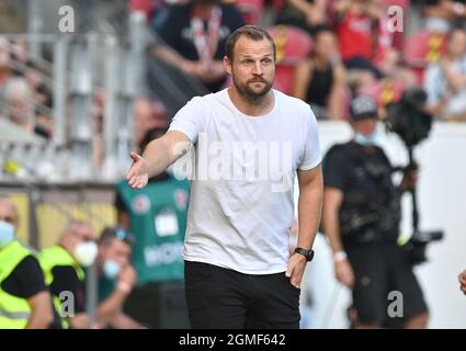 Mainz, Deutschland. September 2021. Fußball: Bundesliga, FSV Mainz 05 - SC Freiburg, Matchday 5, Mewa Arena. Der Mainzer Trainer Bo Svensson Credit: Torsten Silz/dpa - WICHTIGER HINWEIS: Gemäß den Bestimmungen der DFL Deutsche Fußball Liga und/oder des DFB Deutscher Fußball-Bund ist es untersagt, im Stadion und/oder vom Spiel aufgenommene Fotos in Form von Sequenzbildern und/oder videoähnlichen Fotoserien zu verwenden oder zu verwenden./dpa/Alamy Live News Stockfoto