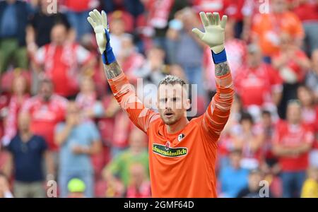 Mainz, Deutschland. September 2021. Fußball: Bundesliga, FSV Mainz 05 - SC Freiburg, Matchday 5, Mewa Arena. Freiburger Torwart Mark Flekken Credit: Torsten Silz/dpa - WICHTIGER HINWEIS: Gemäß den Bestimmungen der DFL Deutsche Fußball Liga und/oder des DFB Deutscher Fußball-Bund ist es untersagt, im Stadion und/oder vom Spiel aufgenommene Fotos in Form von Sequenzbildern und/oder videoähnlichen Fotoserien zu verwenden oder zu verwenden./dpa/Alamy Live News Stockfoto