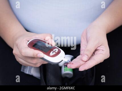 Schwangere überprüfen Blutkontrolle Risiko Zuckerspiegel für Gestationszustand. Weibliche Schwangerschaft Gesundheit Glukosemessgerät Konzept für Glucometer, Medic Stockfoto