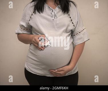 Schwangere überprüfen Blutkontrolle Risiko Zuckerspiegel für Gestationszustand. Weibliche Schwangerschaft Gesundheit Glukosemessgerät Konzept für Glucometer, Medic Stockfoto