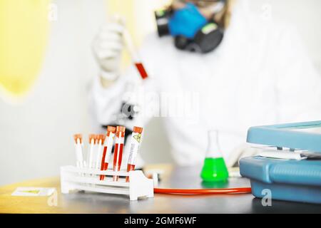 Ein Wissenschaftler im Labor testet Medikamente zur Behandlung von viraler Lungenentzündung. Coronovirus-Bluttest infizierter Patienten. Weltpandemi Stockfoto