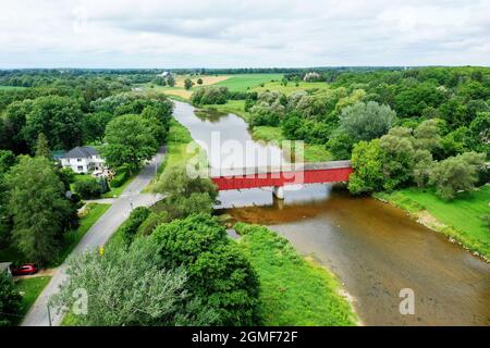 Eine Luftaufnahme der Montrose Covered Bridge, Ontario, Kanada Stockfoto