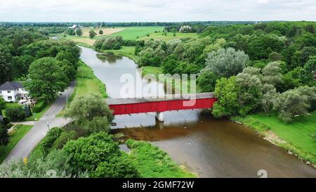 Eine Luftaufnahme der Montrose Covered Bridge, Ontario, Kanada Stockfoto