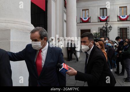 Santiago, Metropolitana, Chile. September 2021. Minister Allamande kam am Tag der Unabhängigkeit Chiles zum Präsidentenpalast von La Moneda, um offizielle Fotos der Regierung zu machen. 18. September 2021. (Bild: © Matias Basualdo/ZUMA Press Wire) Stockfoto