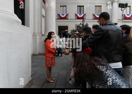 Santiago, Metropolitana, Chile. September 2021. Minister Karla Rubilar kam am Tag der Unabhängigkeit Chiles zum Präsidentenpalast La Moneda, um offizielle Regierungsfotos zu machen. 18. September 2021. (Bild: © Matias Basualdo/ZUMA Press Wire) Stockfoto