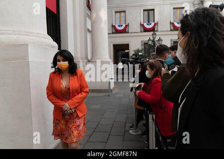 Santiago, Metropolitana, Chile. September 2021. Minister Karla Rubilar kam am Tag der Unabhängigkeit Chiles zum Präsidentenpalast La Moneda, um offizielle Regierungsfotos zu machen. 18. September 2021. (Bild: © Matias Basualdo/ZUMA Press Wire) Stockfoto