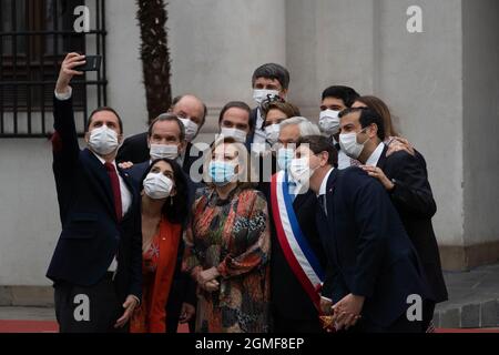 Santiago, Metropolitana, Chile. September 2021. Präsident PiÃ±ERA und seine Minister machen ein Selfie im Präsidentenpalast von La Moneda, an dem Tag, an dem die Unabhängigkeit Chiles gefeiert wird. 18. September 2021. (Bild: © Matias Basualdo/ZUMA Press Wire) Stockfoto