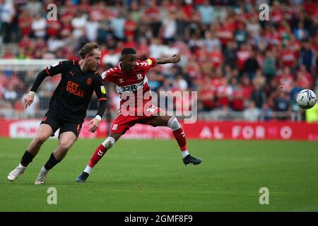 MIDDLESBROUGH, GROSSBRITANNIEN. SEPTEMBER. Isaiah Jones von Middlesbrough löst sich während des Sky Bet Championship-Spiels zwischen Middlesbrough und Blackpool im Riverside Stadium, Middlesbrough, am Samstag, dem 18. September 2021, von Josh Bowler aus Blackpool ab. (Kredit: Michael Driver | MI Nachrichten) Kredit: MI Nachrichten & Sport /Alamy Live Nachrichten Stockfoto