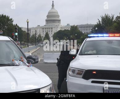 Washington, Usa. September 2021. Die Polizei steht Wache in der Nähe des Kapitols für die Kundgebung „Justice for J6“ in Washington, DC am Samstag, dem 18. September 2021. Mehr als 600 Menschen wurden bei der Pro-Trump-Demonstration am 6. Januar 2021 angeklagt, die sich in einen Aufruhr vor dem Kapitol verwandelte, bei dem 140 Polizisten verletzt wurden und zum Tod von fünf Personen führte. Foto von Leigh Vogel/UPI Credit: UPI/Alamy Live News Stockfoto