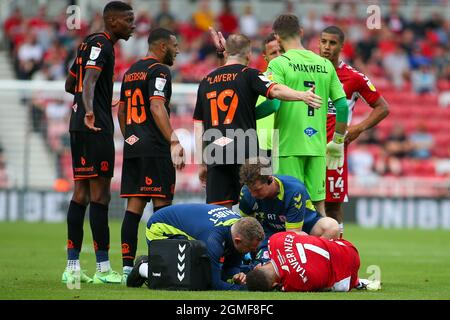 MIDDLESBROUGH, GROSSBRITANNIEN. SEPTEMBER. Marcus Tavernier von Middlesbrough wird nach einem Foul während des Sky Bet Championship-Spiels zwischen Middlesbrough und Blackpool am Samstag, dem 18. September 2021, im Riverside Stadium in Middlesbrough behandelt. (Kredit: Michael Driver | MI Nachrichten) Kredit: MI Nachrichten & Sport /Alamy Live Nachrichten Stockfoto