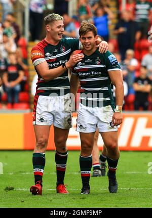 Freddie Steward von Leicester Tigers (links) und Teamkollege Guy Porter feiern in Vollzeit während des Spiels der Gallagher Premiership gegen Exeter Chiefs im Mattioli Woods Welford Road Stadium, Leicester. Bilddatum: Samstag, 18. September 2021. Stockfoto