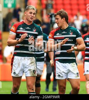 Freddie Steward von Leicester Tigers (links) und Teamkollege Guy Porter feiern in Vollzeit während des Spiels der Gallagher Premiership gegen Exeter Chiefs im Mattioli Woods Welford Road Stadium, Leicester. Bilddatum: Samstag, 18. September 2021. Stockfoto