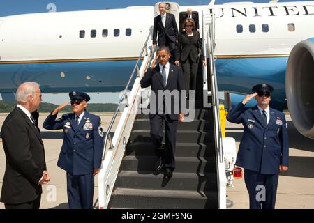 Präsident Barack Obama trifft am Yeager Airport in Charleston, W.VA, 2. Juli 2010 ein. Der Präsident reiste nach West Virginia, zusammen mit Vizepräsident Joe Biden, der Linken, der Sprecherin des Repräsentantenhauses Nancy Pelosi und dem Mehrheitsführer des Senats, Harry Reid, für den Gedenkgottesdienst von Senator Robert Byrd. (Offizielles Foto des Weißen Hauses von Pete Souza) Dieses offizielle Foto des Weißen Hauses wird nur zur Veröffentlichung durch Nachrichtenorganisationen und/oder zum persönlichen Druck durch die Betreffzeile(en) des Fotos zur Verfügung gestellt. Das Foto darf in keiner Weise manipuliert werden und darf nicht in kommerziellen oder politischen Materialien verwendet werden, Stockfoto