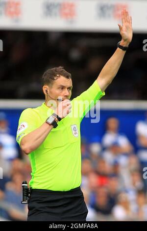 London, Großbritannien. September 2021. Schiedsrichter Leigh Doughty in Aktion während des Spiels. EFL Skybet Championship Match, Queens Park Rangers gegen Bristol City im Kiyan Prince Foundation Stadium, Loftus Road in London am Samstag, 18. September 2021. Dieses Bild darf nur für redaktionelle Zwecke verwendet werden. Nur zur redaktionellen Verwendung, Lizenz für kommerzielle Nutzung erforderlich. Keine Verwendung bei Wetten, Spielen oder Veröffentlichungen in einem Club/einer Liga/einem Spieler. PIC von Steffan Bowen/Andrew Orchard Sports Photography/Alamy Live News Credit: Andrew Orchard Sports Photography/Alamy Live News Stockfoto