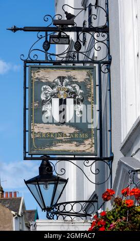 Traditionelles hängendes Pub-Schild am Erskine Arms - öffentliches Haus - ehemaliges Georgian Coaching Inn - Rose Hill Street, Conwy, North Wales, Wales, UK Stockfoto