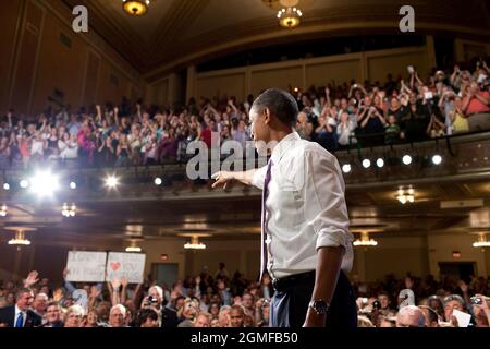 Präsident Barack Obama winkt der Menge bei einer Basisveranstaltung für den Außenminister von Missouri, Robin Carnahan, im Folly Theatre Auditorium in Kansas City, Mo., 8. Juli 2010 zu. (Offizielles Foto des Weißen Hauses von Pete Souza) Dieses offizielle Foto des Weißen Hauses wird nur zur Veröffentlichung durch Nachrichtenorganisationen und/oder zum persönlichen Druck durch die Betreffzeile(en) des Fotos zur Verfügung gestellt. Das Foto darf in keiner Weise manipuliert werden und darf nicht in kommerziellen oder politischen Materialien, Anzeigen, E-Mails, Produkten oder Werbeaktionen verwendet werden, die in irgendeiner Weise eine Genehmigung oder Billigung von t nahelege Stockfoto