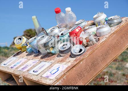 Abfallrecycling, Es Arenals, Strand Migjorn, Formentera, Pitiusas-Inseln, Balearengemeinschaft, Spanien. Stockfoto