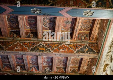 Mudejar Kassettendecke aus dem 14. Jahrhundert, Kreuzgang von Santo Domingo de Silos, Provinz Burgos, Spanien. Stockfoto