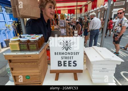 London, Großbritannien. 18. September 2021. Ein lokaler Honigverkäufer beim Bermondsey Street Festival, das nach der Annullierung im Jahr 2020 aufgrund von Covid-19-Bedenken zurückgekehrt ist. Die Veranstaltung gilt als Dorffäte in der Stadt mit Live-Aufführungen auf der Bühne, Ständen von lokalen Anbietern und einer Hundeschau. Kredit: Stephen Chung / Alamy Live Nachrichten Stockfoto