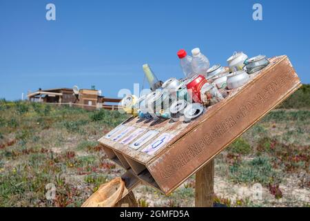 Abfallrecycling, Es Arenals, Strand Migjorn, Formentera, Pitiusas-Inseln, Balearengemeinschaft, Spanien. Stockfoto