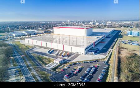 KREFELD / DEUTSCHLAND - 15. FEBRUAR 2017 : Bauhaus versendet seine Produkte aus dem Wendehafen Krefeld, Deutschland Stockfoto