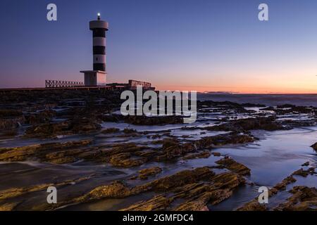 Starke Wellen auf dem Leuchtturm Puntassa in Colònia de Sant Jordi, ses Salines, Mallorca, Balearen, Spanien. Stockfoto